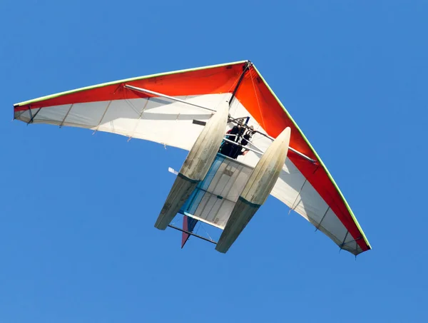 空のグライダー飛行機 自然公園で — ストック写真