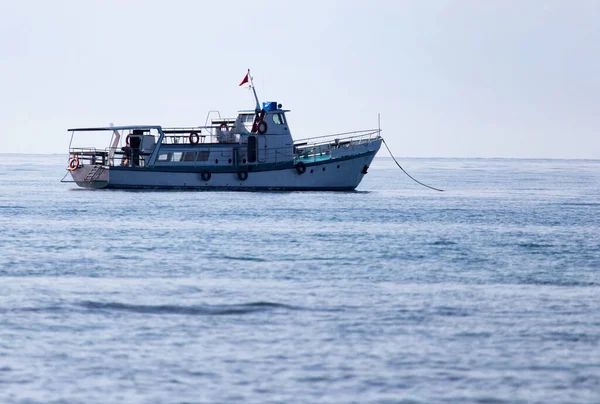 Boot Auf Der Wasseroberfläche — Stockfoto