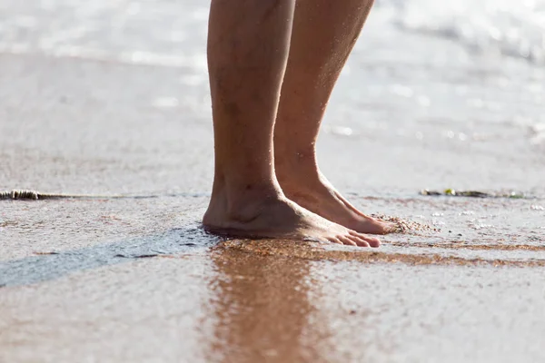 Mannen Benen Het Strand Het Park Natuur — Stockfoto