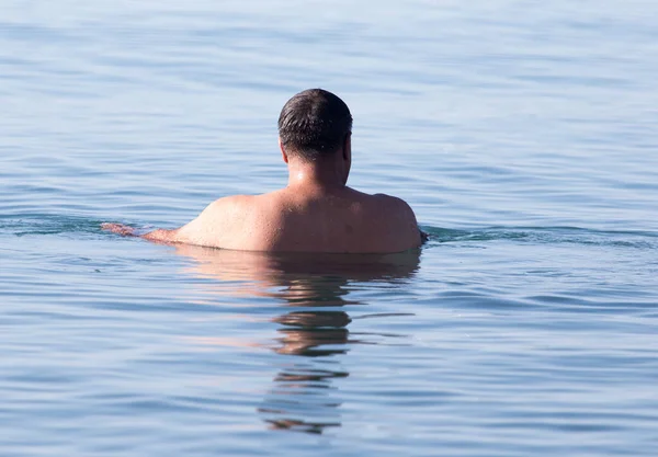 Άνδρας Λούζεται Στη Λίμνη Στην Παραλία — Φωτογραφία Αρχείου