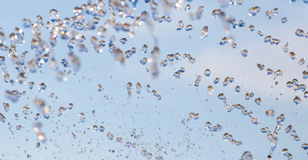 Water Spatten Uit Fontein Achtergrond Van Blauwe Lucht — Stockfoto