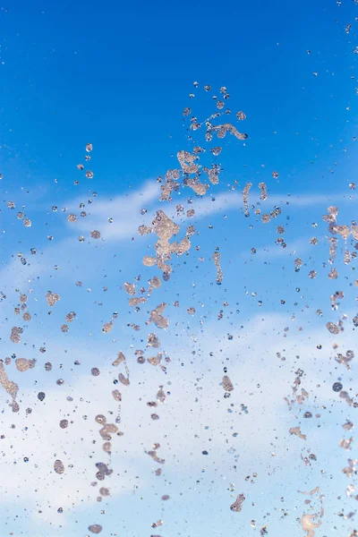 Víz Fröccsenő Szökőkútból Kék Hátterében — Stock Fotó