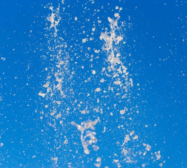 Éclaboussures Eau Fontaine Dans Fond Ciel Bleu — Photo