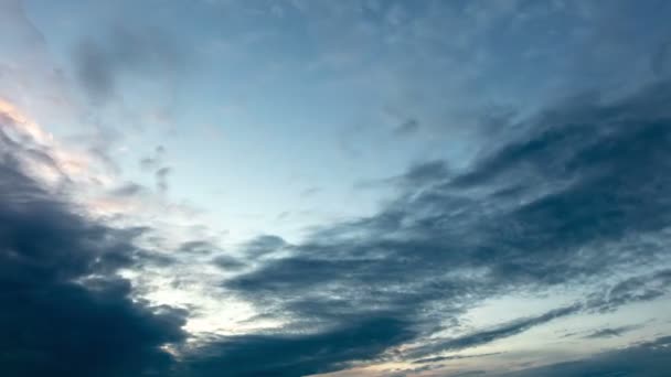 Le mouvement des nuages au coucher du soleil. Temps écoulé — Video