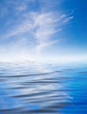 Suyu yansıtan bulutlar. Soyut bir dokunun fotoğrafı