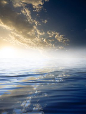 Suyu yansıtan bulutlar. Soyut bir dokunun fotoğrafı