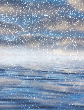 Güzel bir gökyüzü ile denizde kar yağıyor. güzel arkaplan .