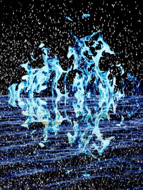 Ateş arkaplanındaki kar suya yansıyor .