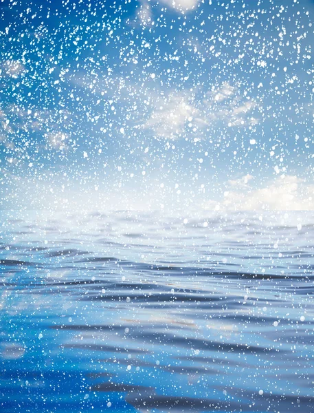Śnieg Morzu Pięknym Niebem Piękne Tło — Zdjęcie stockowe