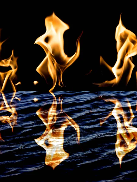 黒を背景に炎が燃える 抽象的な質感の写真 — ストック写真