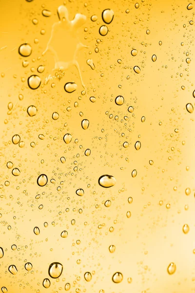 金色的水滴在玻璃杯上 抽象纹理的照片 — 图库照片