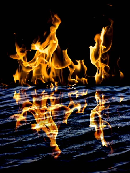 黒を背景に炎が燃える 抽象的な質感の写真 — ストック写真