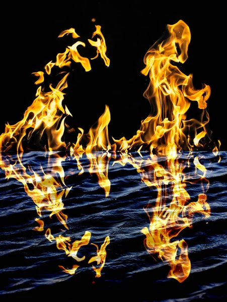 炎の炎は水の中で反射する 抽象的な質感の写真 — ストック写真