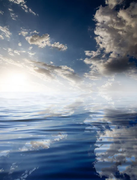 Nubes Con Reflexión Sobre Agua Foto Una Textura Abstracta — Foto de Stock