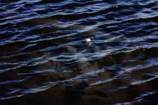 Lune Reflétée Dans Eau Avec Des Vagues Photo Une Texture — Photo