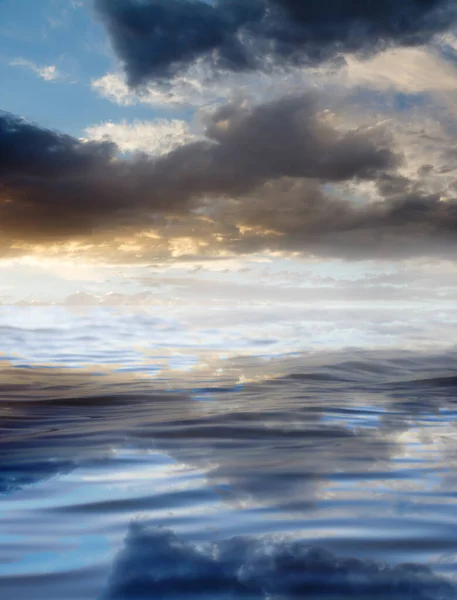 Wolken Mit Reflexion Auf Dem Wasser Foto Einer Abstrakten Textur — Stockfoto