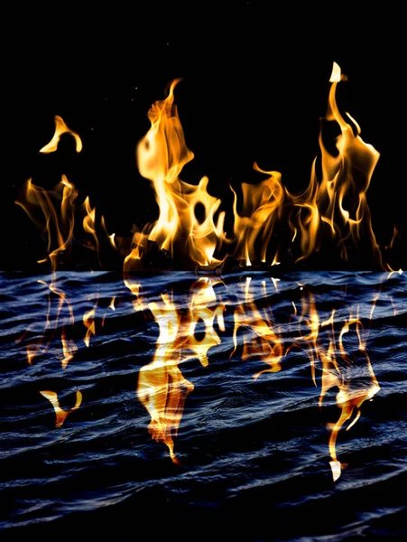 在水中反射的火焰 抽象纹理的照片 — 图库照片