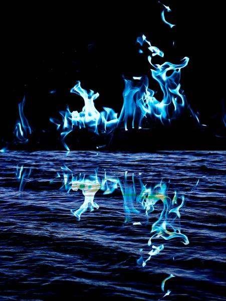 Голубой Огонь Отражением Воде — стоковое фото