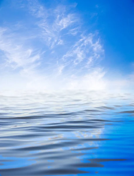 Nuvens Com Reflexão Sobre Água Foto Uma Textura Abstrata — Fotografia de Stock