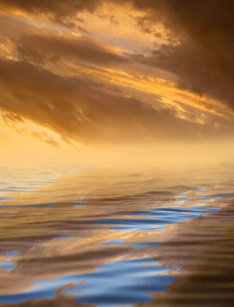 Hermoso Atardecer Con Reflexión Sobre Agua — Foto de Stock