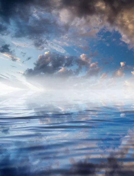 Wolken Mit Reflexion Auf Dem Wasser Foto Einer Abstrakten Textur — Stockfoto