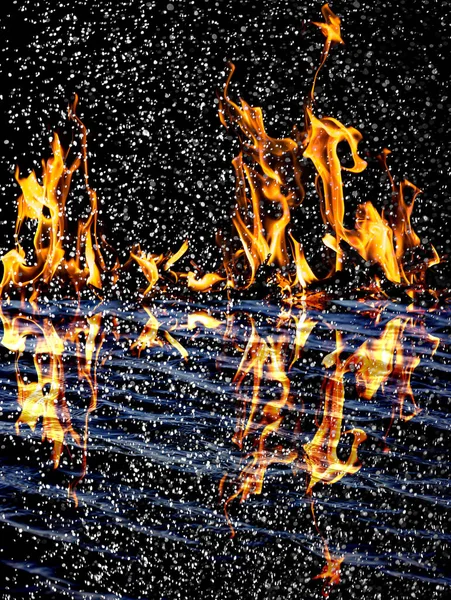 Śnieg Tle Ognia Refleksją Nad Wodą — Zdjęcie stockowe