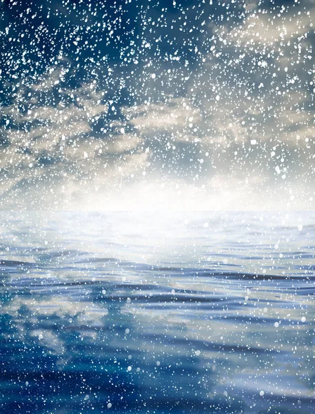 Güzel Bir Gökyüzü Ile Denizde Kar Yağıyor Güzel Arkaplan — Stok fotoğraf