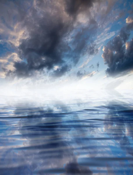 Nuvens Com Reflexão Sobre Água Foto Uma Textura Abstrata — Fotografia de Stock