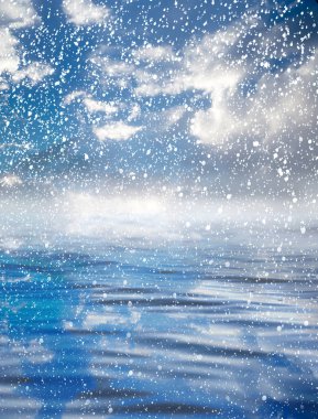 Güzel bir gökyüzü ile denizde kar yağıyor. güzel arkaplan .