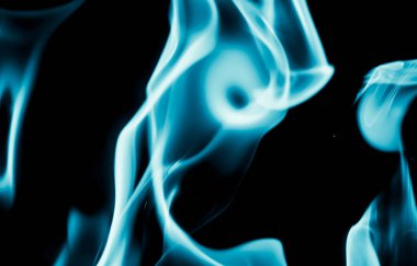 Siyah arkaplanda mavi alev yangınının soyut arkaplanı .