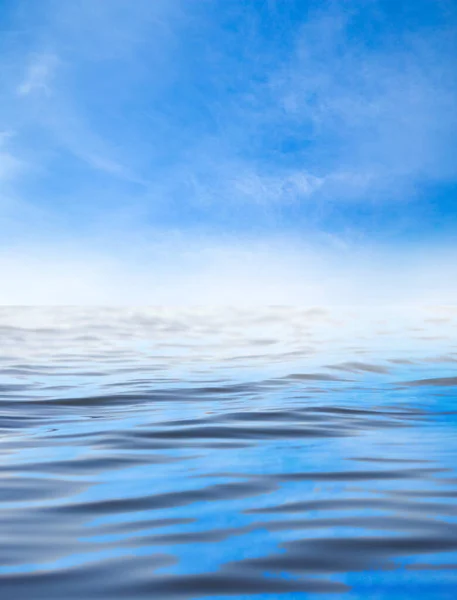 Nuvens Com Reflexão Sobre Água Foto Uma Textura Abstrata — Fotografia de Stock