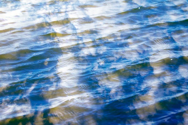 Agua Con Reflejo Cielo Foto Una Textura Abstracta — Foto de Stock