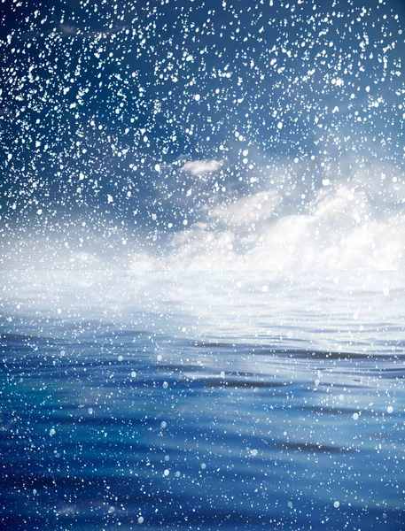 Śnieg Morzu Pięknym Niebem Piękne Tło — Zdjęcie stockowe