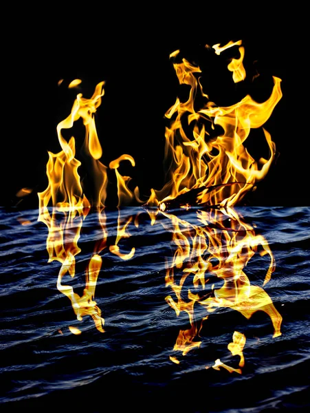 炎の炎は水の中で反射する 抽象的な質感の写真 — ストック写真