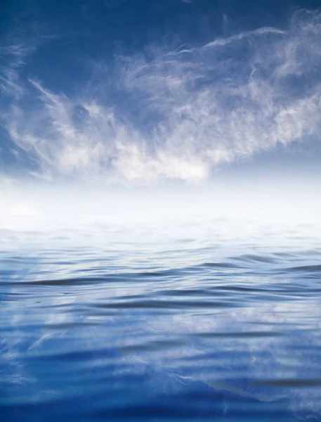 Wolken Mit Reflexion Auf Dem Wasser Foto Einer Abstrakten Textur — Stockfoto