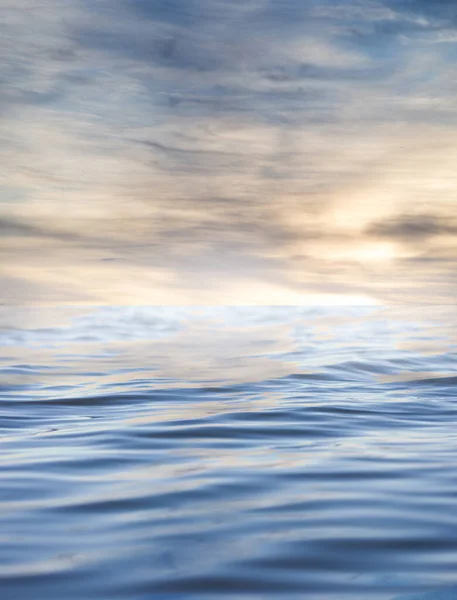 Wolken Mit Reflexion Auf Dem Wasser Foto Einer Abstrakten Textur — Stockfoto