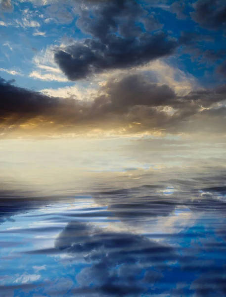 Nubes Con Reflexión Sobre Agua Foto Una Textura Abstracta — Foto de Stock