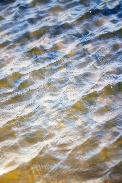 雲が水面に波を反射して空が — ストック写真