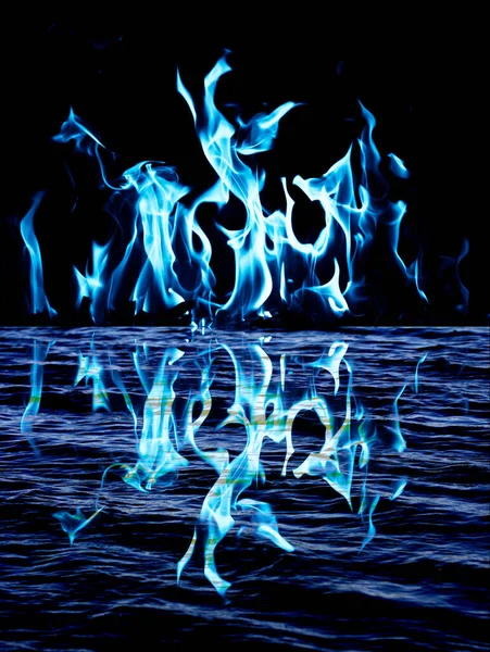 Blå Låga Eld Med Reflektion Vatten — Stockfoto