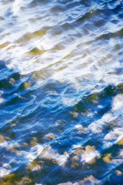 Himmel Med Moln Reflekteras Vattenytan Med Vågor — Stockfoto