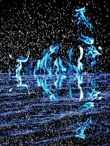Снег Огненном Фоне Отражением Воде — стоковое фото