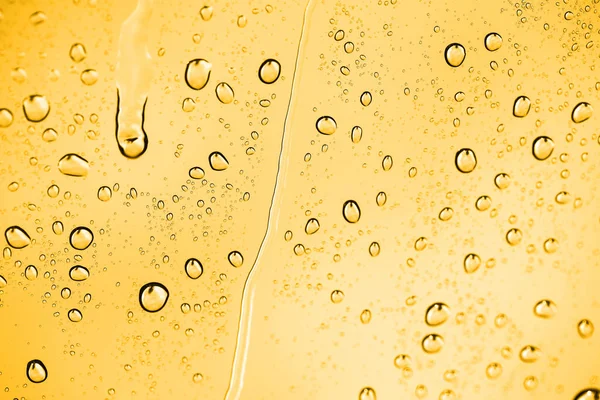 金色的水滴在玻璃杯上 抽象纹理的照片 — 图库照片
