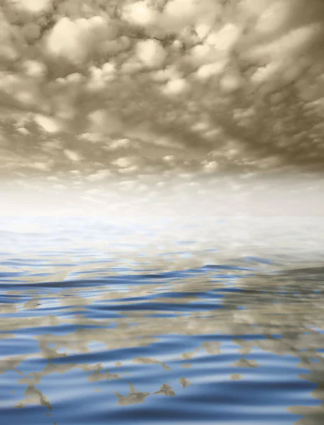 Wolken Mit Reflexion Auf Dem Wasser Foto Einer Abstrakten Textur — Stockfoto