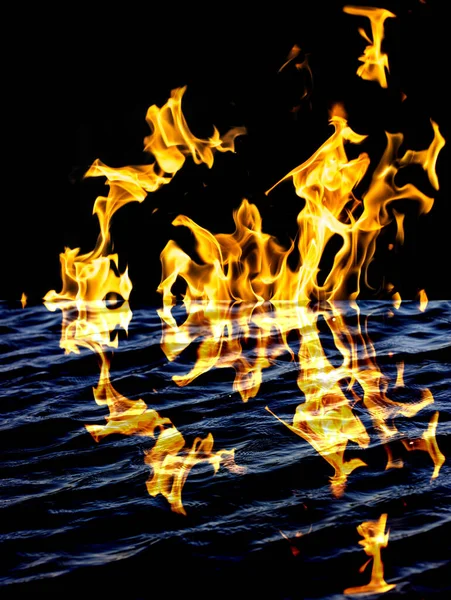 Flammenfeuer Mit Reflexion Wasser Foto Einer Abstrakten Textur — Stockfoto