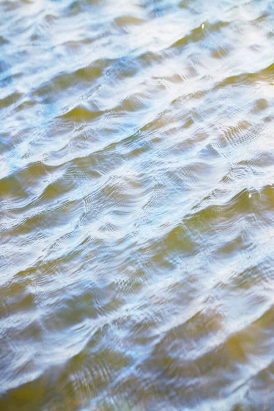 Cielo Con Nubes Reflejadas Superficie Del Agua Con Olas — Foto de Stock