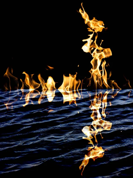 Fuego Llama Con Reflejo Agua Foto Una Textura Abstracta — Foto de Stock