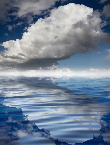 Nuvens Com Reflexão Sobre Água Foto Uma Textura Abstrata — Fotografia de Stock