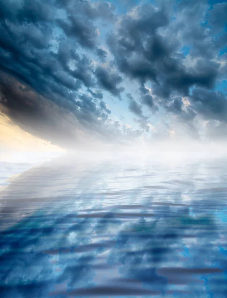 Nuvens Com Reflexão Sobre Água Foto Uma Textura Abstrata — Fotografia de Stock