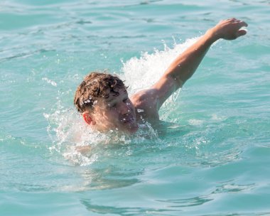 Adam su parkında banyo yapıyor. Doğadaki parkta.