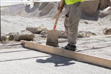 İşçiler yol, kum ve çakıl dublajı yapar. Doğadaki parkta.